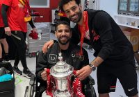 مؤمن زكريا يحتفل مع صلاح و زملائه  بكأس انجلترا.  بالفيديو