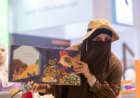 صغار «الشارقة الدولي للكتاب» يصطادون فطورهم مع ميثاء الخياط