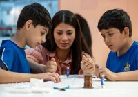 ورشة تعليمية تجمع الأطفال حول أساسيات صناعة المحرّك الكهربائي
