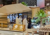 زوار ” أبوظبي للصيد والفروسية” يتفاعلون مع “لاند روفر” في جناح نادي الشارقة للسيارات القديمة