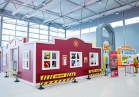 أطفال “الشارقة الدولي للكتاب” يكتشفون المهن ويعيشون تجارب واقعية في مغامرة المدينة الصغيرة أطفال “الشارقة الدولي للكتاب” يكتشفون المهن ويعيشون تجارب واقعية في مغامرة المدينة الصغيرة