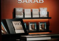 “سراب” في “الشارقة الدولي للكتاب” 2025: رؤية فنية فاخرة لجمال الشارقة والتراث العربي “سراب” في “الشارقة الدولي للكتاب” 2025: رؤية فنية فاخرة لجمال الشارقة والتراث العربي