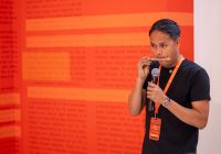 الصغار يصنعون آلاتهم الموسيقية بأنابيب بلاستيكية في “الشارقة الدولي للكتاب 2025″ الصغار يصنعون آلاتهم الموسيقية بأنابيب بلاستيكية في “الشارقة الدولي للكتاب 2025″