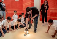 أطفال “الشارقة الدولي للكتاب” يصنعون سيارات تعمل بالطاقة الشمسية أطفال “الشارقة الدولي للكتاب” يصنعون سيارات تعمل بالطاقة الشمسية