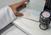 الشارقة تستقبل القادمين إلى الإمارات بختم يحمل شعار معرضها الدولي للكتاب الشارقة تستقبل القادمين إلى الإمارات بختم يحمل شعار معرضها الدولي للكتاب