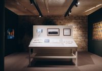 سلسلة أعمال فنية تحتفي بإرث محمود درويش في معرض ‘لاعب النرد’ ببيت الحكمة￼